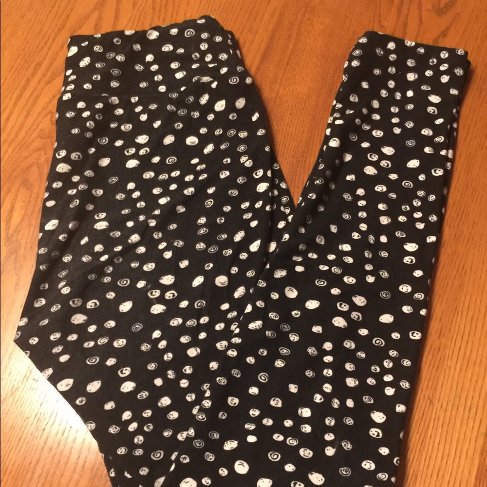 ✨$5 Bargain✨ OS LuLaRoe Black Polka Dot Leggings